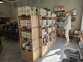 Bedýnkové regály pro zboží Petshopu od JPL